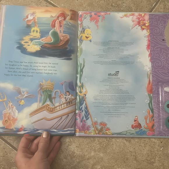 Disney Princess Movie Theater storybook and movie projector - Picture 9 of 9